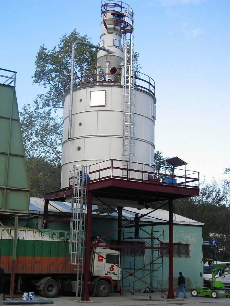 Silos de almacenamiento llenados por transporte neumático de material mediante microjet