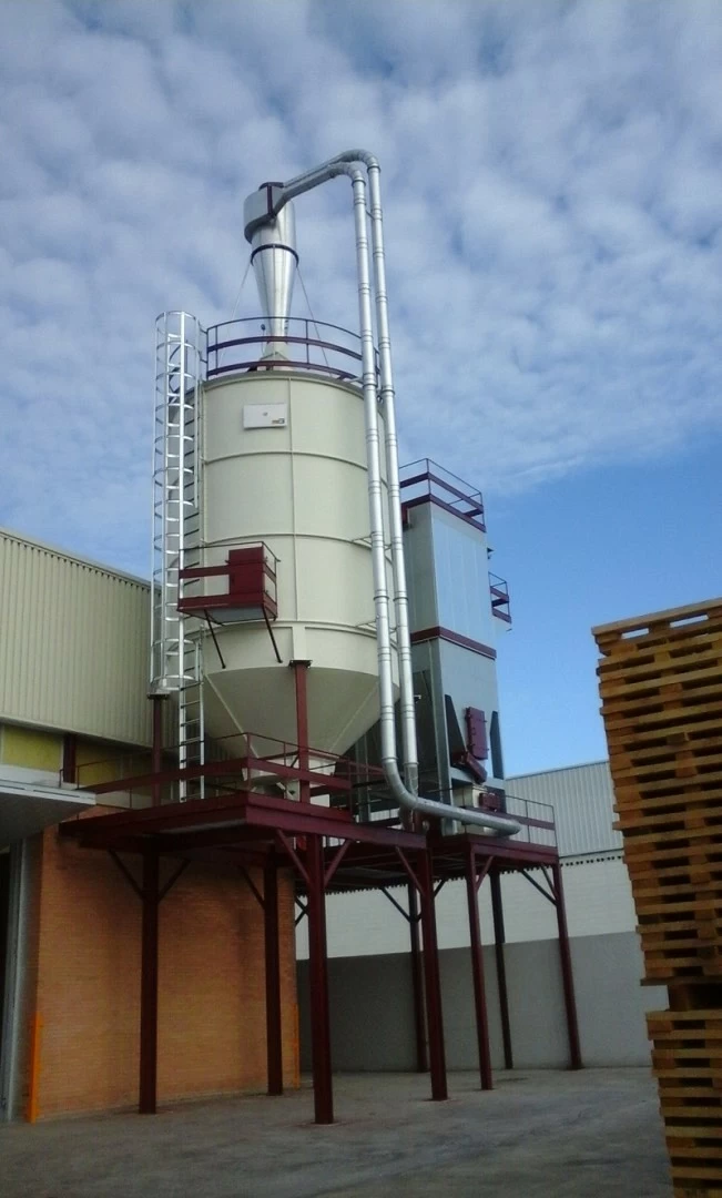 Silos de almacenamiento llenados por transporte de material mediante ciclon en circuito cerrado