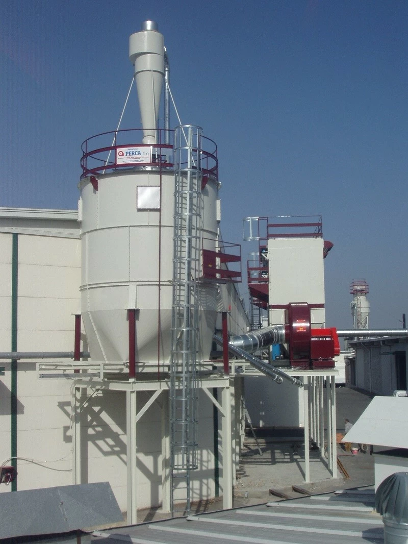 Silos de almacenamiento llenados por transporte de material mediante ciclon en circuito cerrado